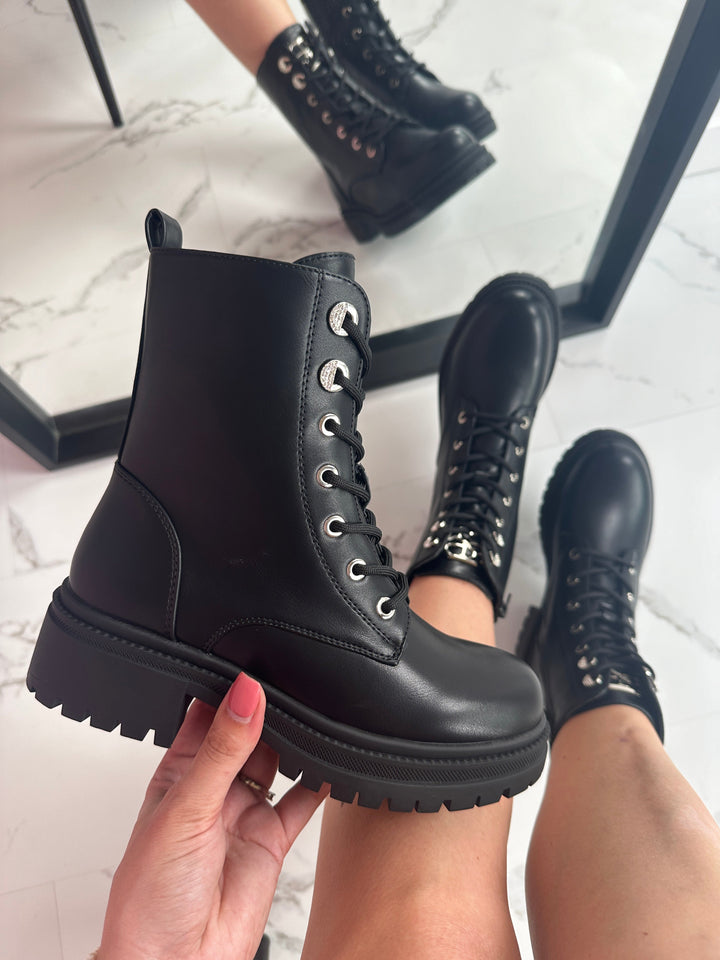 Larina | svarta boots