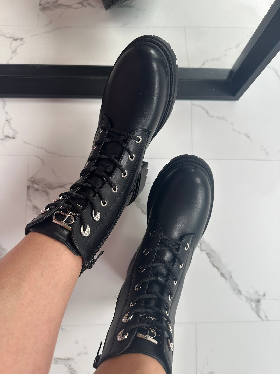Larina | svarta boots
